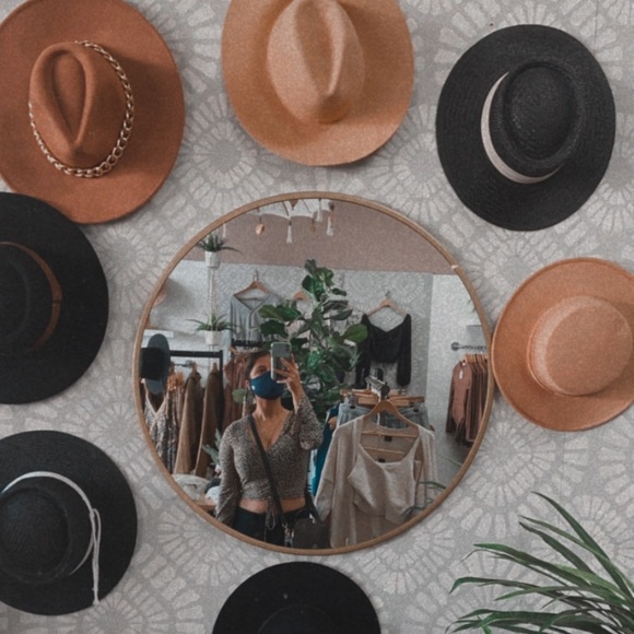 Meet your posher, Julia 💛 - Picture 2 of 16